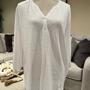 Chico’s Ultimate Tee V-neck with tab sleeves and pockets!  😍